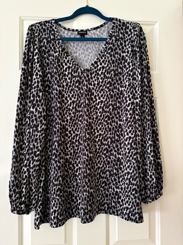 NWOT TORRID TOP, SIZE 2, V-NECK