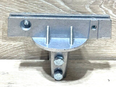 5 1/2'' U-Channel 180° Post Cap Street Name Sign Mounting Bracket Flat Blade