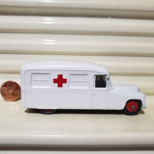 DINKY TOYS Meccano Ltd 1960-1964 #253 White DAIMLER AMBULANCE with Windows Nice - Picture 1 of 8