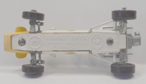 Corgi Toys No.159 Cooper Maserati Formula 1 Racing Car with Steering (1967) - Picture 10 of 20