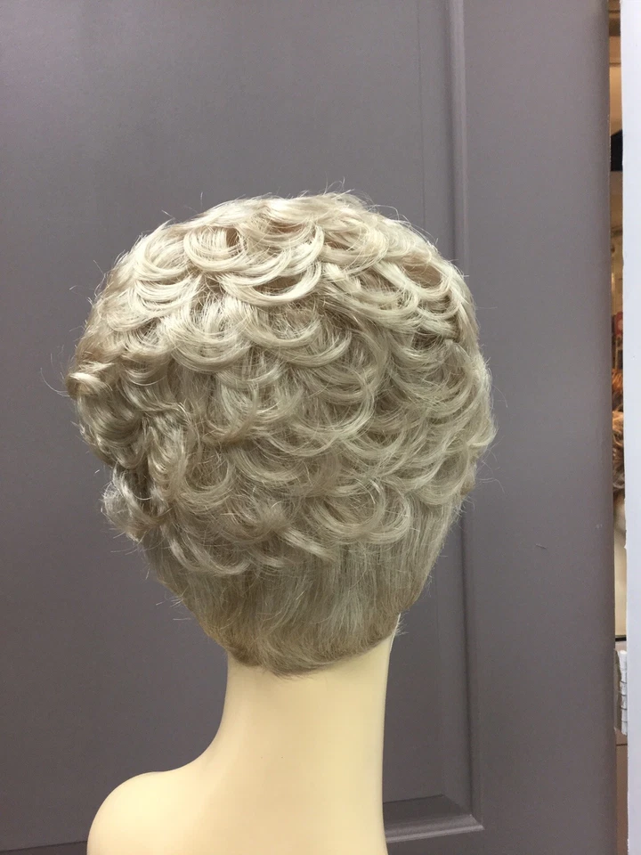 Peluca sintética rizada corta REVLON LEGACY, R22 Chardonnay, rubia clara  Foto 4 de 4