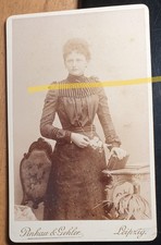 stehende junge Frau mit Album in der Hand / CDV Pinkau & Gehler Leipzig