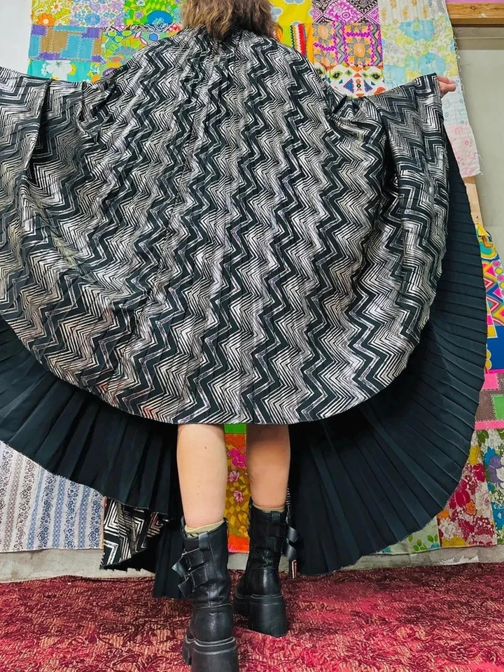 Capa Metálica Reciclada Patrón Chevron Hecho a Mano Plateado Negro Festival del Mago Foto 4 de 4