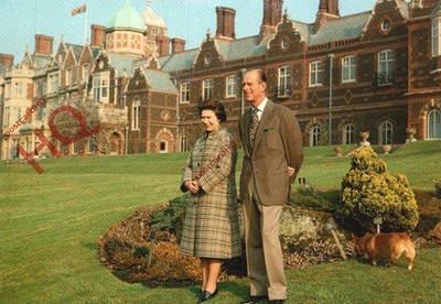 Postkarte - QUEEN ELIZABETH II, MIT PRINZ PHILIP, SANDRINGHAM HOUSE [JARROLD]