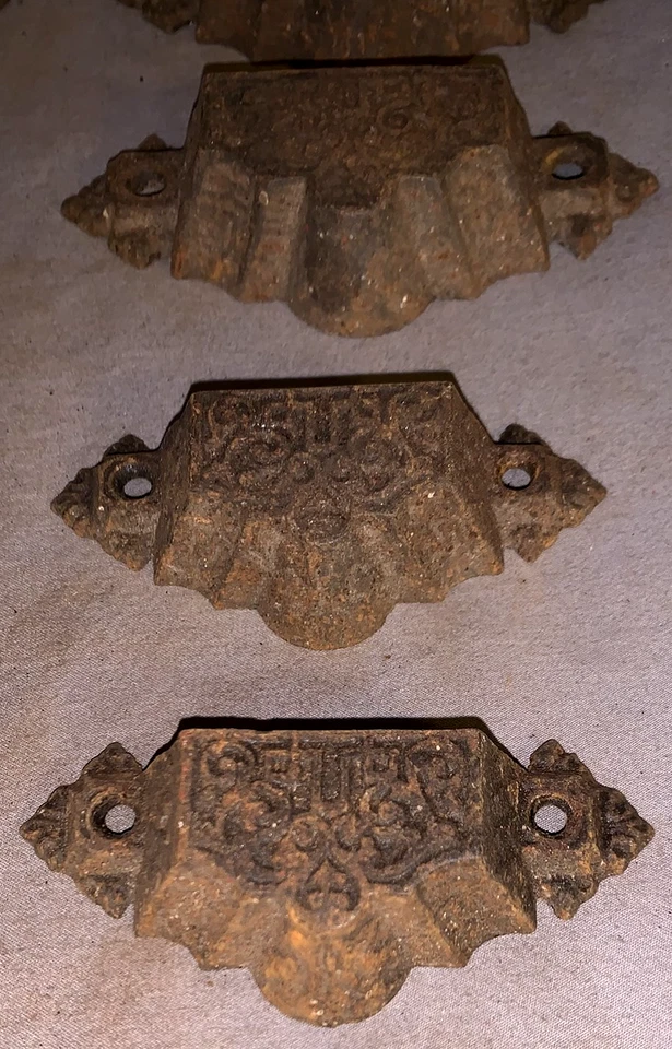 Gran Juego de 11 Tiradores de Gabinete de Contenedor de Hierro Fundido Antiguo 2 Tamaños del mismo Diseño Foto 2 de 3