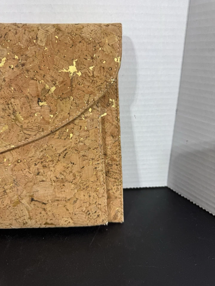 Bolso de Mano Street Level 12.5"x 8" Corcho Colorido con Correa de Muñeca de Corcho Foto 4 de 4