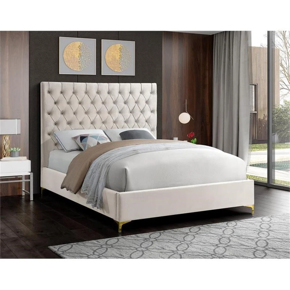 Cama Queen Meridian Furniture Cruz Madera Maciza Terciopelo Mechón en Crema Foto 3 de 4