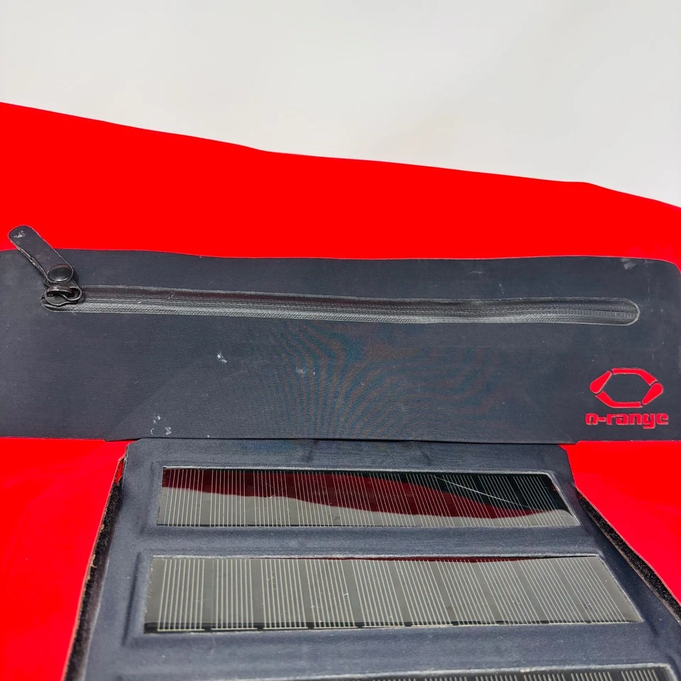 Mochila painel solar O-Range Aquaskin vermelha preta topo de rolo porta USB faltando - Imagem 4 de 4