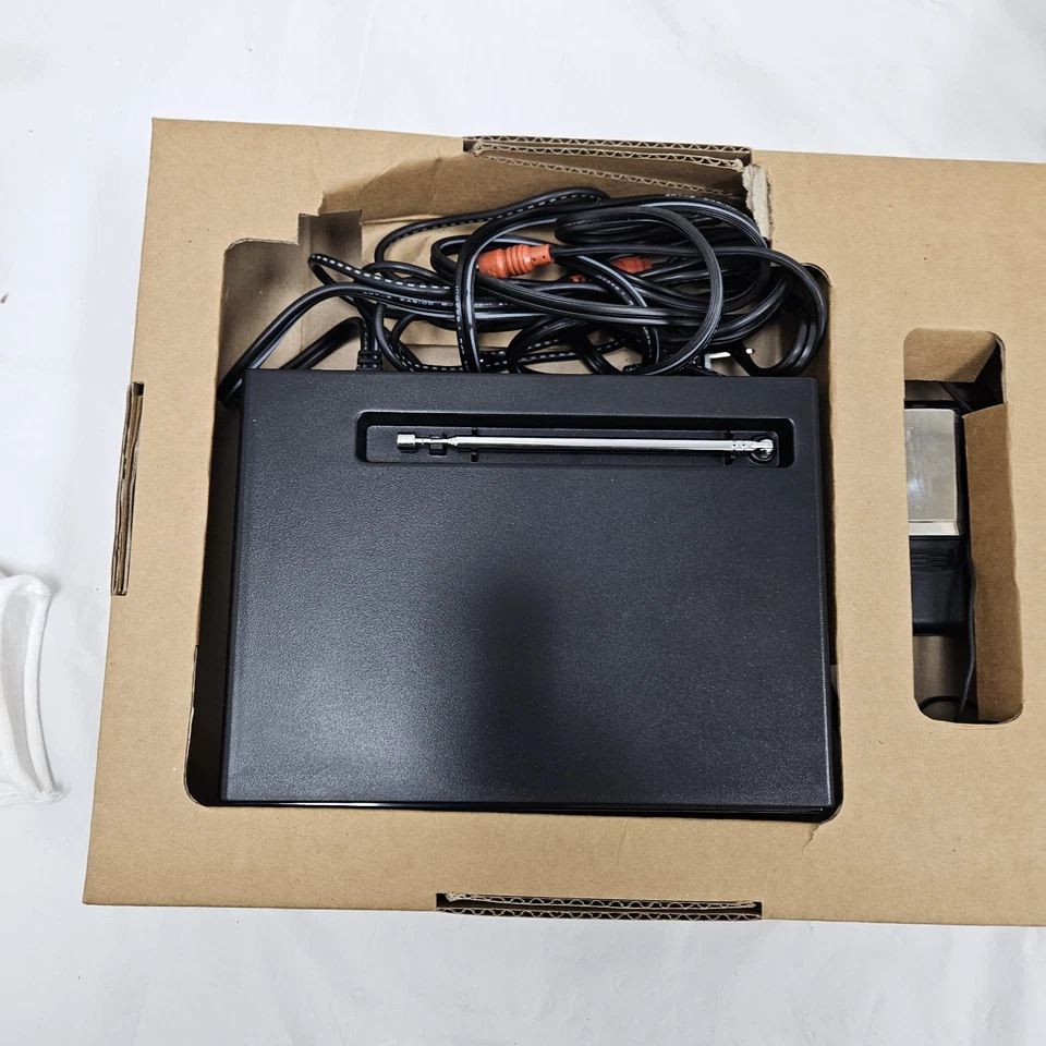 Radio Shack Pro-Performance FM Wireless Lapel Microphone System W Box - Image 4 of 4