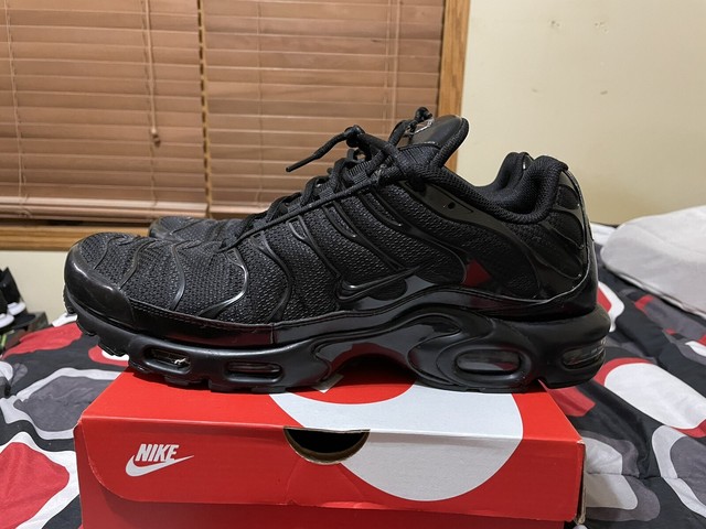 triple black air max plus