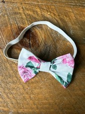 Diadema elástica con cordones dorados con lazo floral rosa y verde para niña