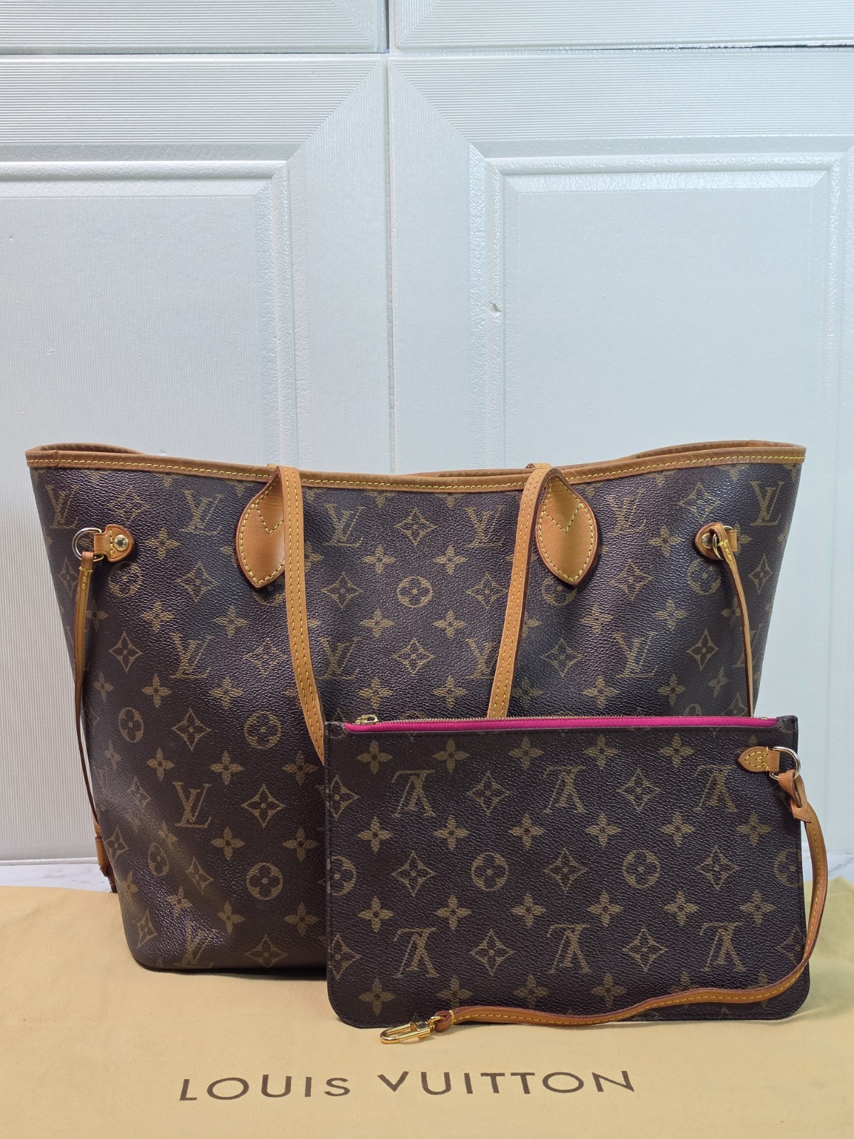 Authentic Louis Vuitton Neverfull MM Monogram Tote Bag with Detachable Pouch