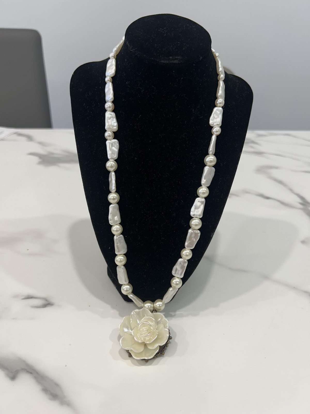 White Shell Flower Pendant Statement Necklace Fau… - image 1