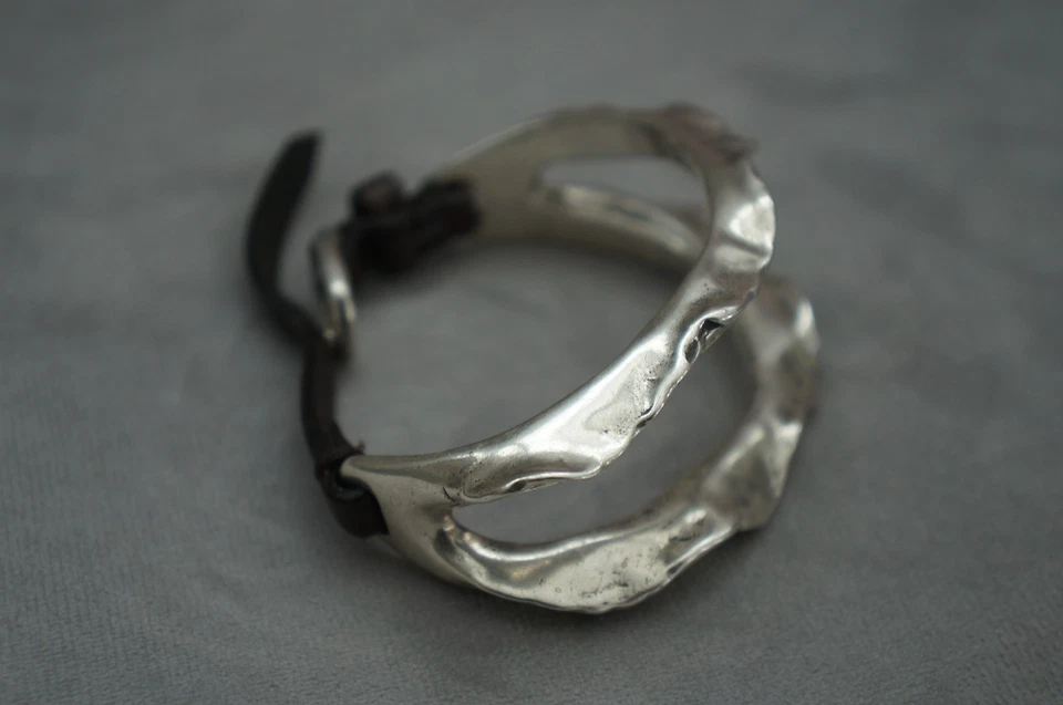 NUEVO CON ETIQUETAS Uno De 50 RETIRADO Plata Cuero Cierre Cinturón PINCHO Pulsera Distintiva Foto 3 de 4