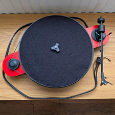Pro-Ject Elemental Belt Drive Turntable Red/Black 33/45RPM. Pro-ject Cover