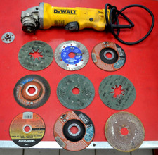 DEWALT 120V 11 Amp Corded 4.5 in. Small Angle Grinder DWE402 W/9 Discs- TESTED 
