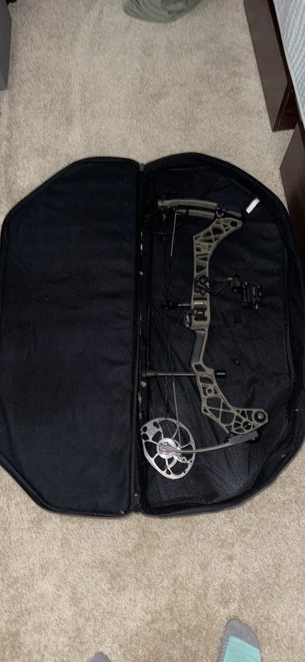 Matthews VXR Compound Bow with Case and Essentials - Image 2 of 4