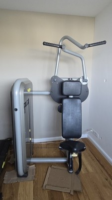 Technogym Rückentrainer Vertical Traction Studio-Qualität