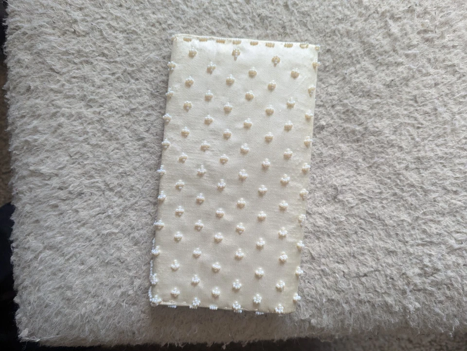 Bolso clutch blanco con cuentas de seda con perlas de imitación y lentejuelas Foto 2 de 4