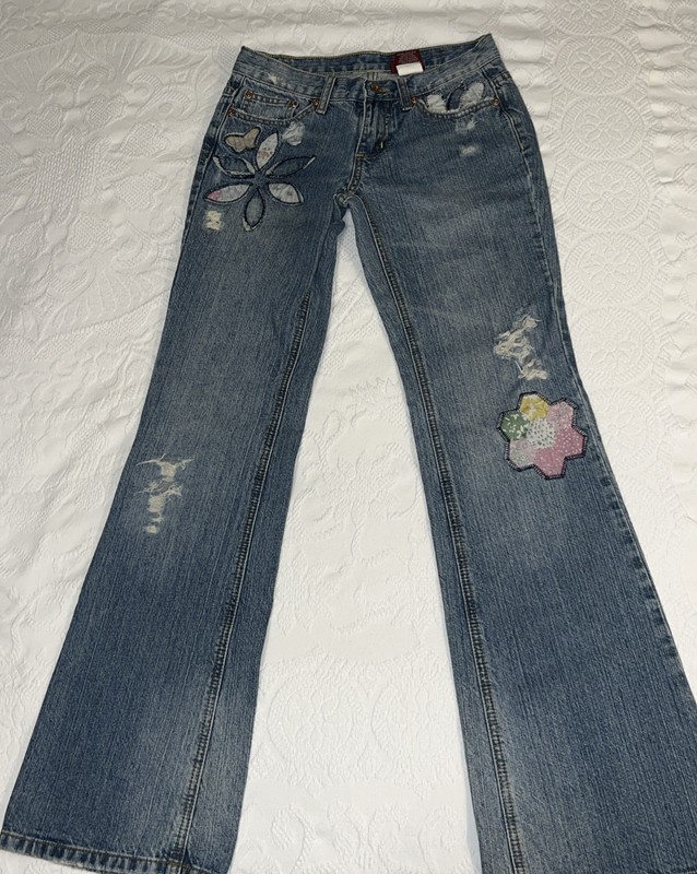 BONGO Jeans Juniors Size 3 ( W26x 30.5) Distressed Flower Patches Flare Y2K