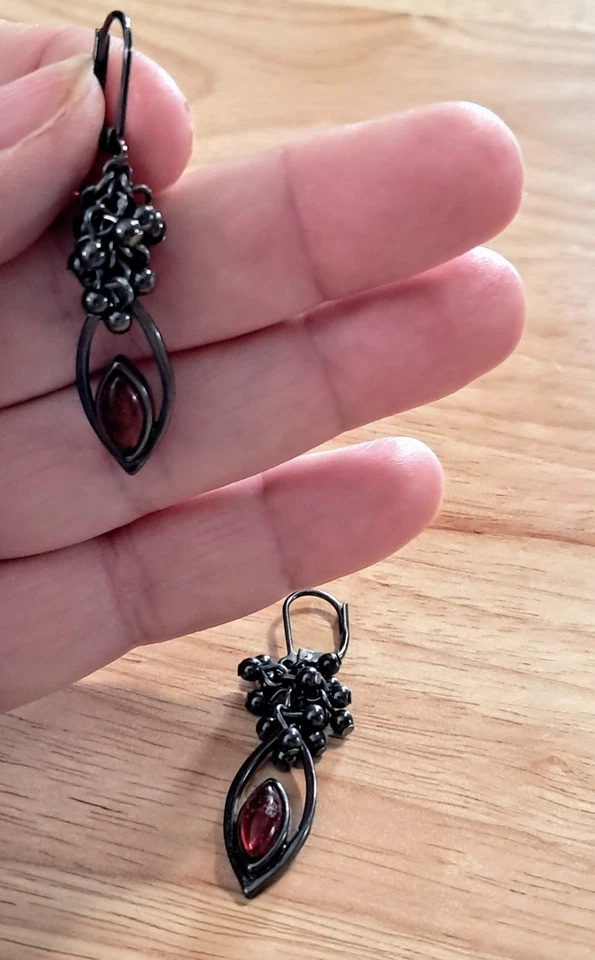 BRINCOS PENDURADOS VINTAGE PRETO GÓTICO SANGUE ESCURO VERMELHO STRASS, LINDOS!! ❤️ - Imagem 3 de 4