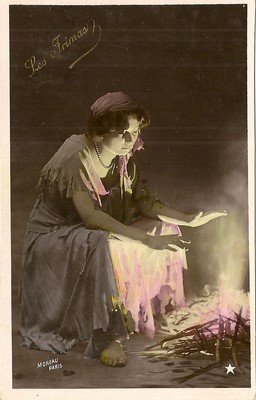 POSTKARTE FANTASIE BERÜHMTHEIT FRAU LES FRIMAS ILLUSTRATOR MOREAU PARIS