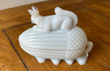 boîte ancienne, en opaline de foire Vallerysthal : un écureuil