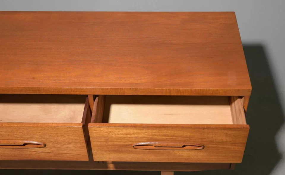 Cómoda moderna vintage de teca de mediados de siglo - Cómoda Lowboy de 6 cajones Foto 2 de 4