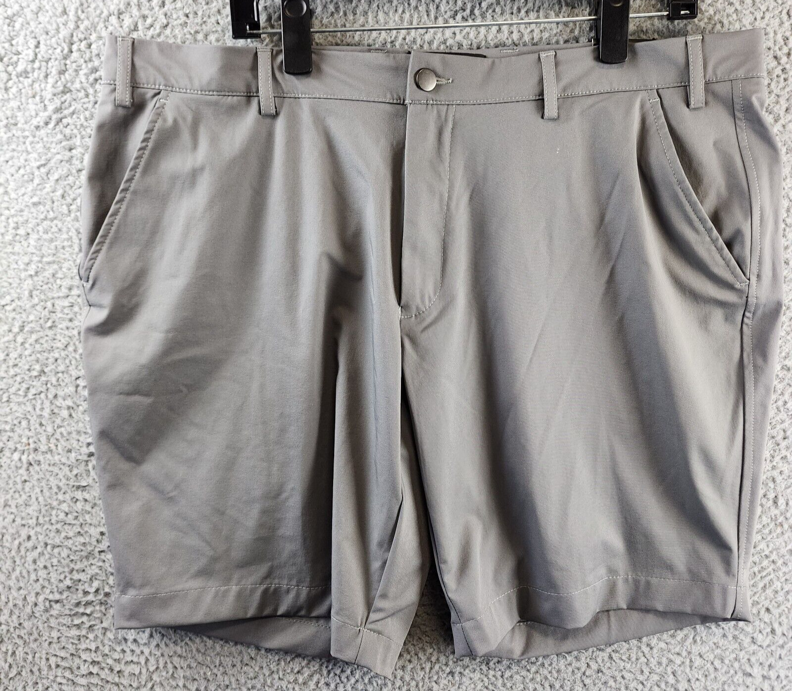 В мужском магазине Bloomingdales представлены стрейчевые шорты мужские 40 серого цвета на пуговицах и молнии 5990₽