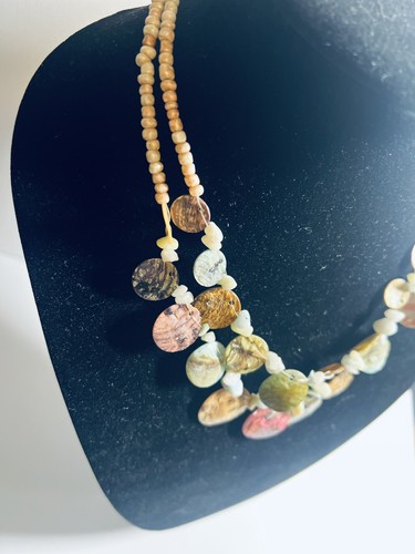 Collana vintage artigianale fatta a mano con dischi di conchiglia tinti - Foto 5 di 7