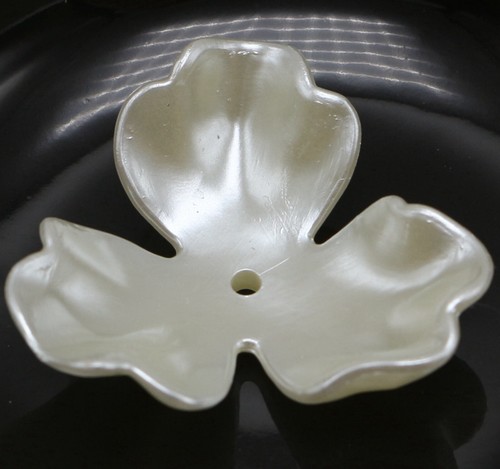 20 Ivory Acrylic Large Pearl Flower Beads Cap 38mm Center Hole Sewing Craft - Picture 3 of 7