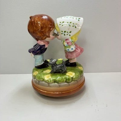 Vintage Sankyo Japan drehbare Porzellan Spieluhr küssender Junge & Mädchen Liebesgeschichte