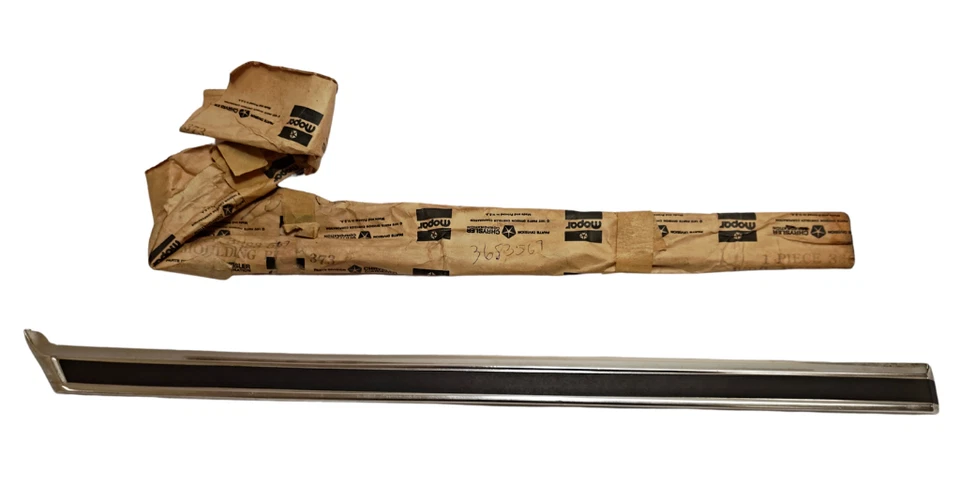 1972 年克莱斯勒 Royal Newport 左前挡泥板黑色镀铬成型 3683567 NOS。 — 第 2/4 张图片