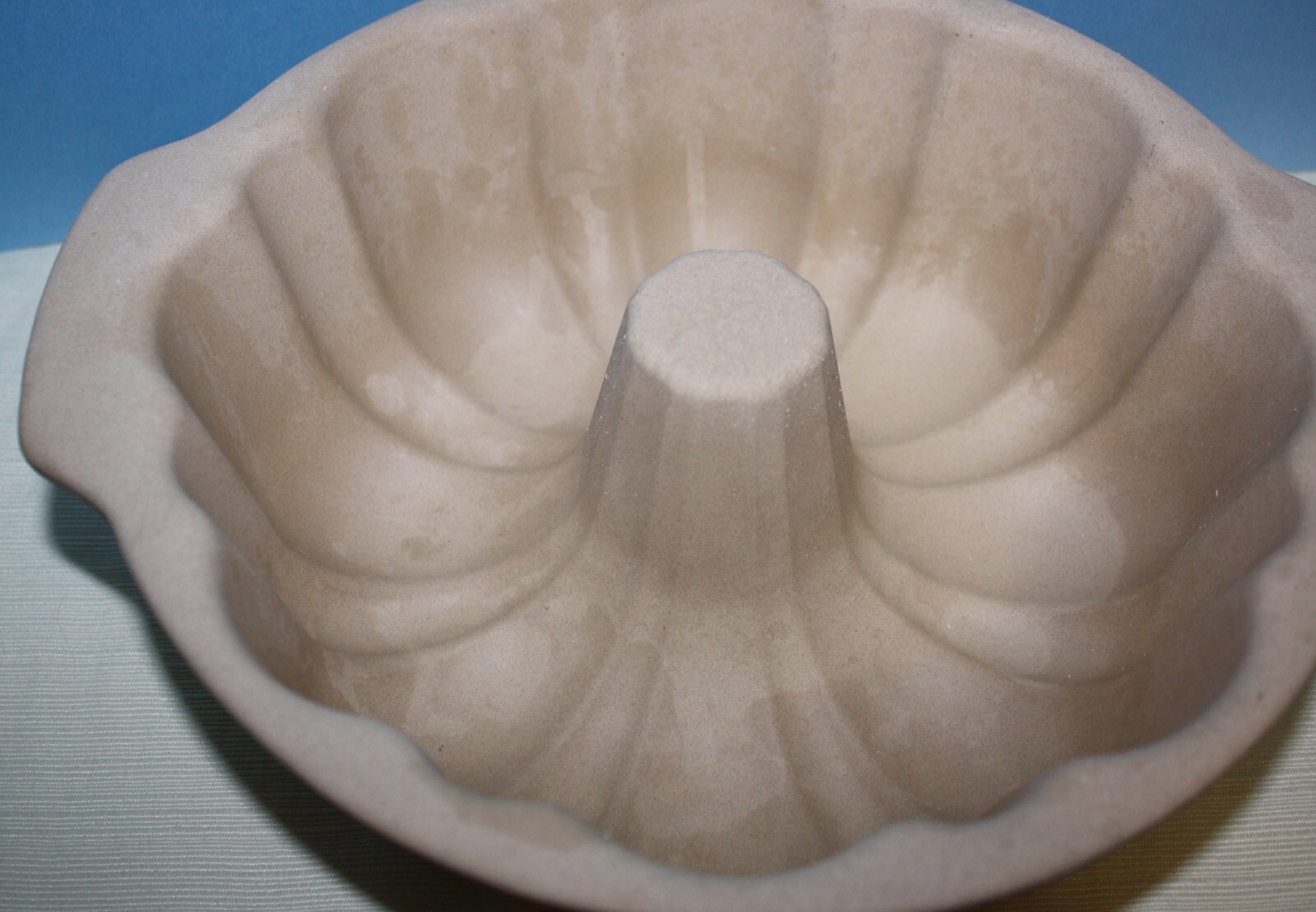 The Pampered Chef Family Heritage 10" Stoneware Fluted Tube Bundt Pan