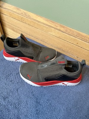 PUMA Unisex  SHOE PACER FUTURE SLIPON . Size 5C. Excellent Condition. Red, Gray