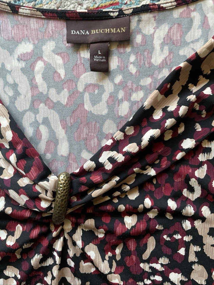 Top para mujer Dana Buchman grande escote recogido estampado animal rico color vino Foto 2 de 2