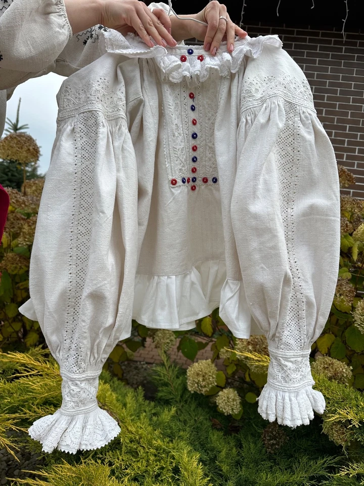 Blusa folclórica rumana de los años 20 • Camisa antigua de lino bordada a mano amante vintage Foto 3 de 4