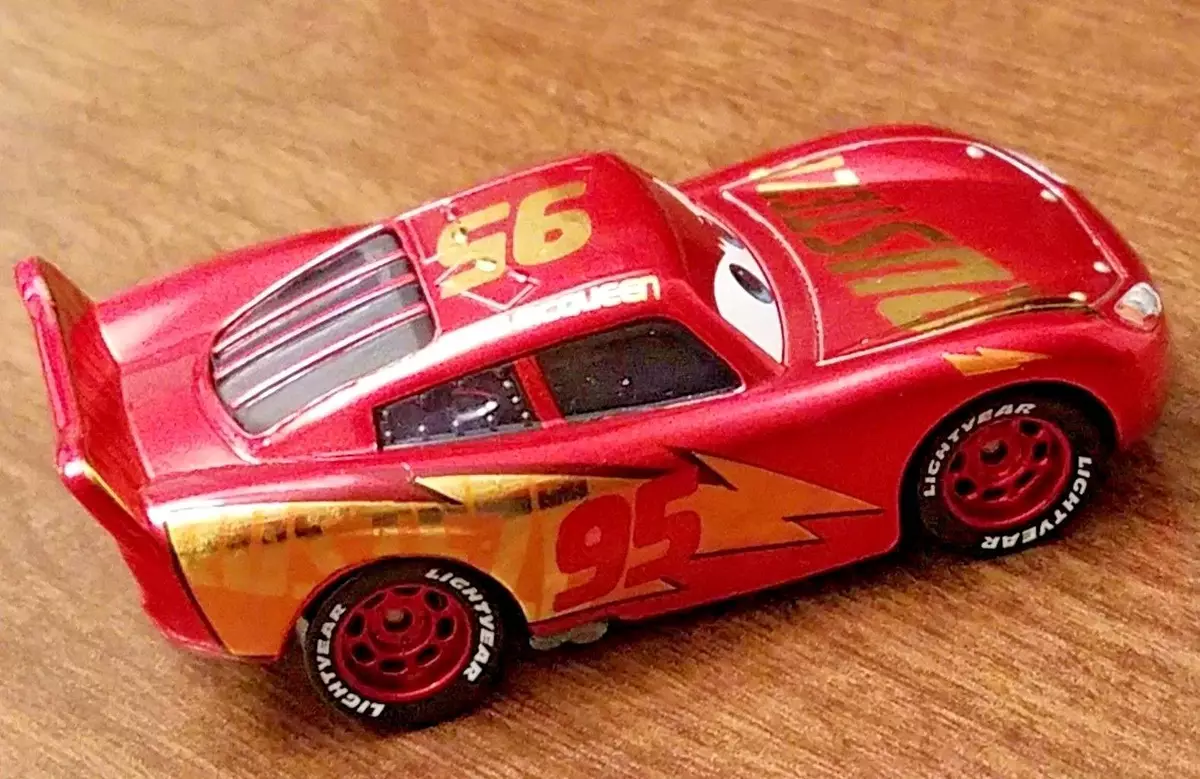 DISNEY PIXAR CARS 3 RUST-EZE RACING CENTER LIGHTNING MCQUEEN, BRAND NEW,  LOOSE