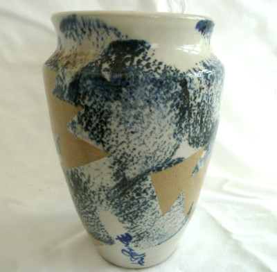 Kunstkeramik Vase. Schwammblau und Klebeband Maskenmuster.  Signiert. 8,25''