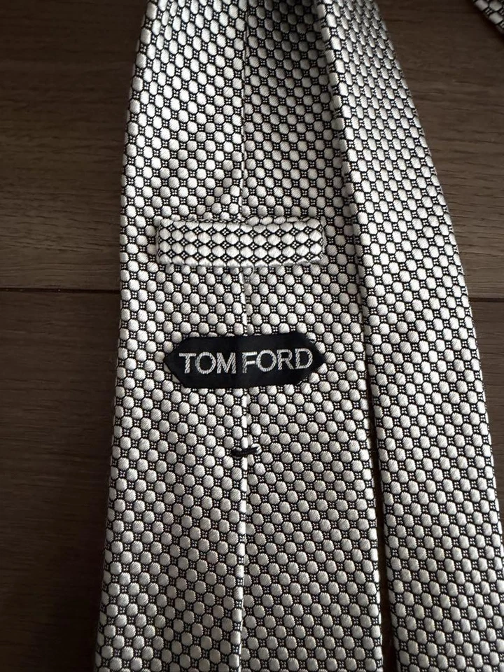Corbata Tom Ford Gris Geométrica 100% Seda Hecha en Italia Foto 2 de 2