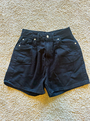 Divided by H&M Mom Shorts Black High Rise Denim Cotton 5-Pocket Button Size 2