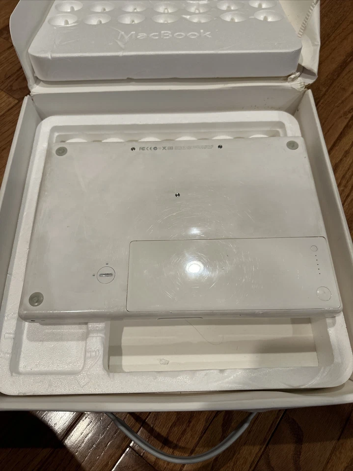 Ноутбук Apple Macbook 13 дюймов | A1181 | 2,0 ГГц | твердотельный накопитель 128 ГБ | RAM 4 ГБ | с коробкой - Изображение 4 из 4