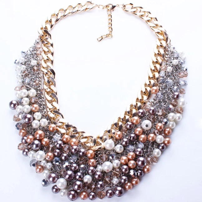 Collar de perlas multicapa enchapado en oro de 14K hecho con joyas de perlas de cristal de Swarovski Foto 3 de 4