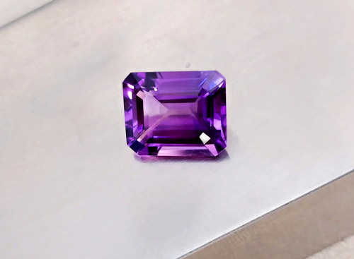 Magnifique Améthyste Naturelle Du Brésil – 18,64 Carats – Taille Ovale
