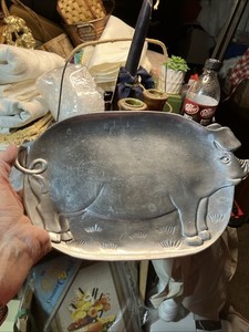 vintage Vandor Imports pig-shaped serving platter crafted from durable aluminum
