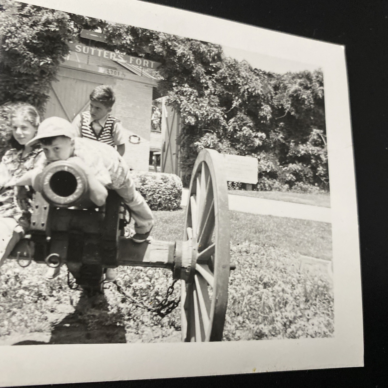 1952 Sutter’s Fort State Historic Park Sacramento CA Kids on Cannon Photo P19a9