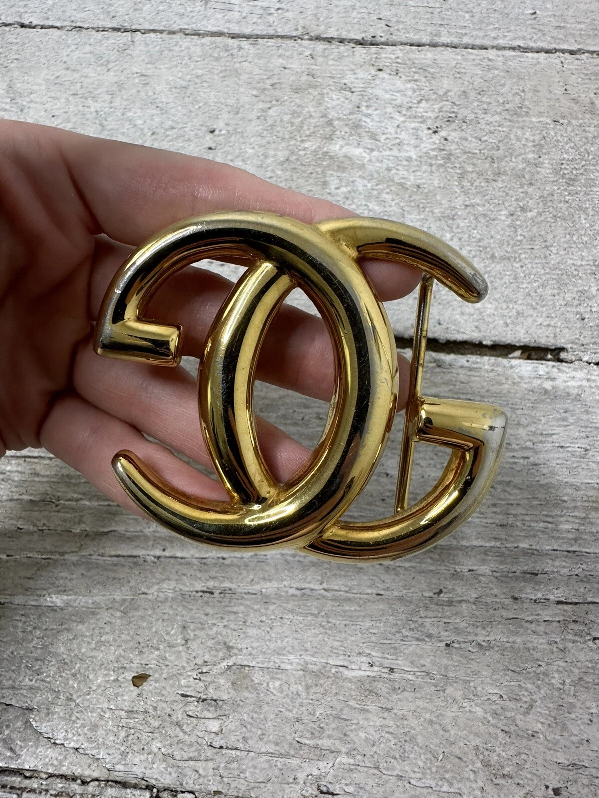 Grande boucle de ceinture vintage Gucci en laiton monogrammé 