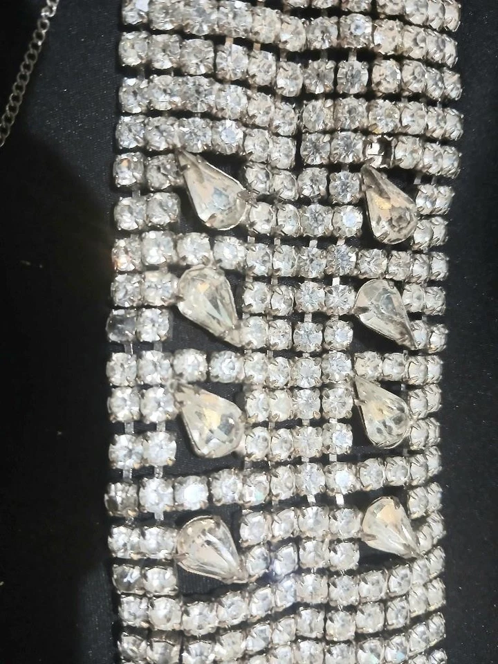 Pulsera *BLING* de diamantes de imitación de 12 filas de colección con puño ancho chapado en rodio 2" x 6,5" Foto 2 de 4