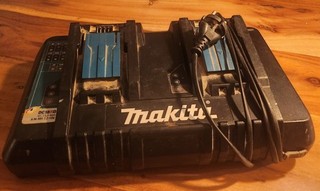 MAKITA DC18RD Doppel Schnellladegerät teildefekt