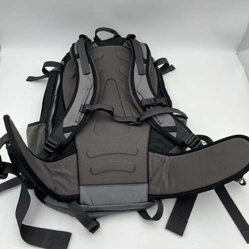 REI Lookout Backpack Gray/Black, Hip Belt, Internal Frame, Zip Pockets Excellent - Picture 4 of 16
